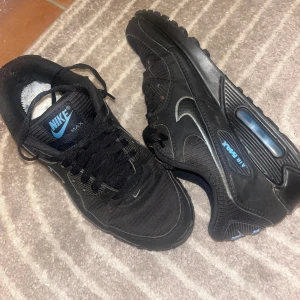 Nike air max  - Nike air max skor andvända några få gånger och är i bra skick. Om vill ha flera bilder kan man skriva.  Ordinarie pris 1800 och svåra att få tag på.