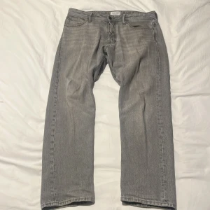 Jack & Jones gråa jeans - Säljer ett par Jack & Jones jeans med färgen grå  Storlek 32W 30L Loose fit  Bra skick på de