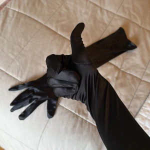 Svarta långa handskar - Black Gloves - used in good condition 