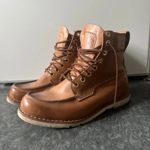 Timberland boots  - Äkta Timberland boots för man i storlek 42. Princip helt oanvända och därmed i mycket gott skick! Säljer då de är för små!   Nypris: 2499kr