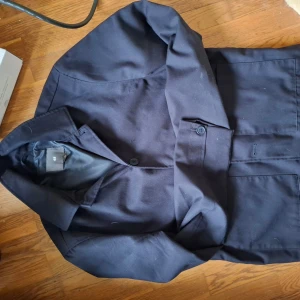 Overshirt - Säljer nu denna feta overshirt från hm aldrig använd skick 10av10 Nypris ca 650kr mitt pris 250kr Storleken är S men passar M kam gå mer i pris vid snabb affär här av er vid minsta fundering mvh Simon🤗