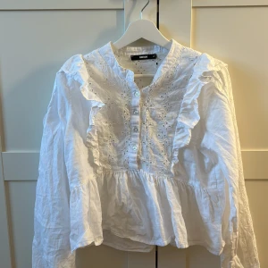 Vit blus - Så himla söt blus från bikbok! Säljer då den inte kommer till användning 💞