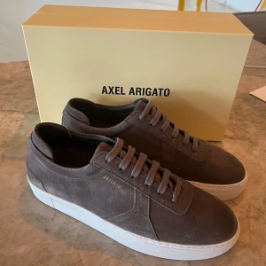 Axel arigato skor - Säljer dessa snygga arigatos då de ej var i min storlek. Storlek 44 Nya 10/10 Nypris 2399