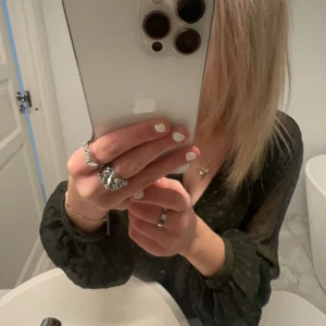 mörkgrön blus zara - säljer denna supersnygga mörkgröna blusen ifrån zara som inte går att få tag i längre. Den är i storlek XS men passar S. Knappt använd❤️