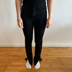 Svarta jeans från Zara - Säljer ett par svarta jeans från Zara i storlek EUR 36. De är högmidjade och har en tight passform med bootcut som sitter snyggt. Perfekta för både vardag och fest! 🖤