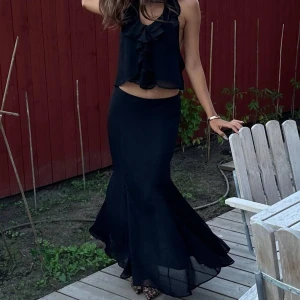 Magi skirt  - Säljer en maxikjol från Nelly. Helt ny. Perfekt till jul/nyår. Storlek M, passar även en small.