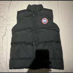 Canada goose väst - Nytt skick den börjar bli liten.  Storlek L men passar m oxå