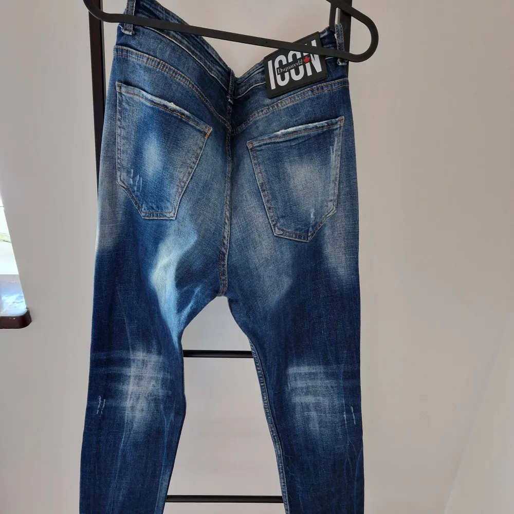 Helt nya toppkvalitet Dsquared2 jeans storlek 31 mycket fina och bra design jeans. . Jeans & Byxor.