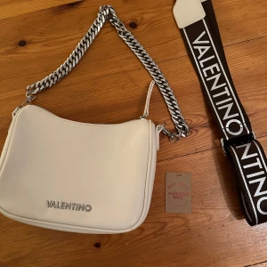 Valentino väska - Äkta Valentino väska, helt oanvänd. Båda banden ingår.