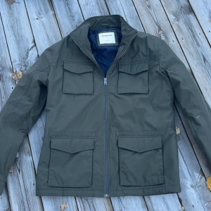 Fieldjacka  - Säljer nu en galet fet fieldjacket från märket stradivarius,storlek M. Skicket är så gott som nytt. Pris går att diskutera!