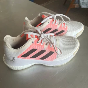 Adidas Crazyflight - Nypris 1200kr!!  Inomhus träningsskor i storlek 36 med bra fäste. Knappast använda utan defekter. 