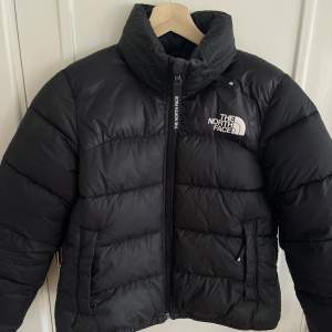 Säljer nu min north face jacka på grund av att den inte kommer till användning längre. Stl S men passar även Xs