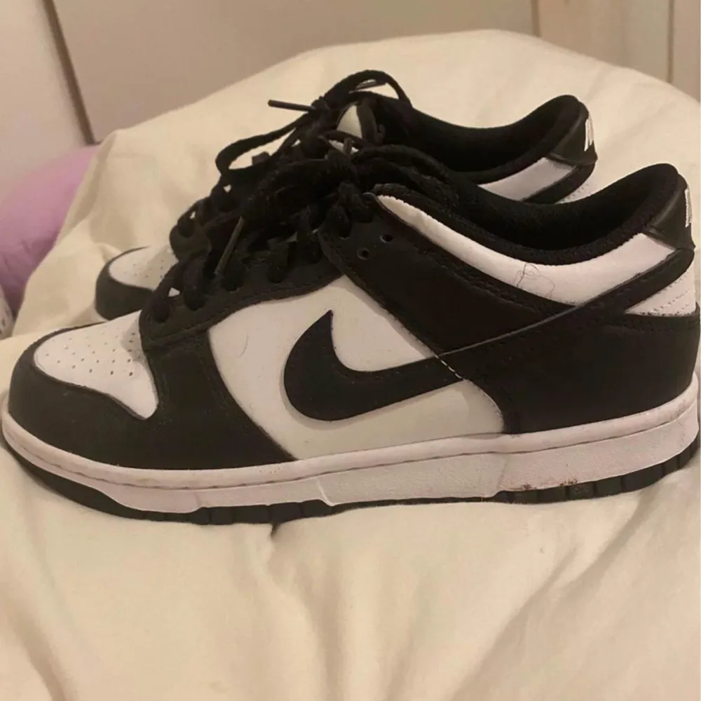 Säljer ett par super snygga nike dunks, perfekta nu inför hösten med en skön sula. dunderfina som passar till allt! i storlek 38 helt nya 😇. Skor.