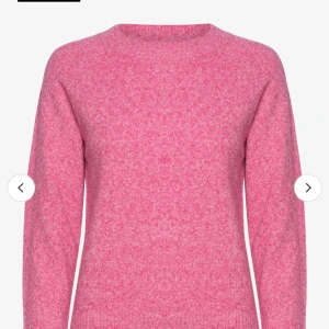 Stickad tröja  - En jätte snygg stickad tröja från vero Moda lite orang rosa❤️ kontakta för fler bilder. Nypris 249❤️ Har används 2 gånger🥰