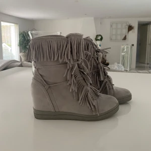 fransskor - Superfina gråa fransskor! Använda 1 gång💕 Kilklack, cirka 5-6cm hög klack, men väldigt bekväma att gå i!💕 Man kan knyta de! Finns likadana i röd färg i mitt flöde!!😁