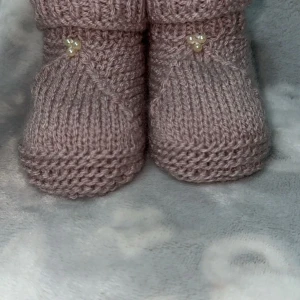 Stickade baby tossor/skor - Säljer tossor/skor som jag stickat själv! (Skicka meddelande om du önskar samma eller likadan men i andra färger, +storlek)