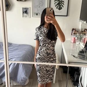 Zebraklämning - Jättefin klänning som påmins om zebra mönster!!😍 stretchigt material så  passar xs - m