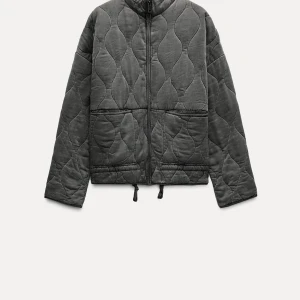 quiltad zara jacka - säljer min jättefina jacka från zara😇  storlek xs men sitter lite oversized den är sparsamt använd men de bilderna för texken på användning.  jackan tvättas innan den postas så fläckarna kommer förmodligen gå bort u tvätten skriv om du har frågor😽