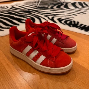 Röda Campus 00 - Säljer dessa röda Adidas Campus 00! De är endast använda två gånger så de är i nyskick!🙌❣️ Nypris är 1 349kr!
