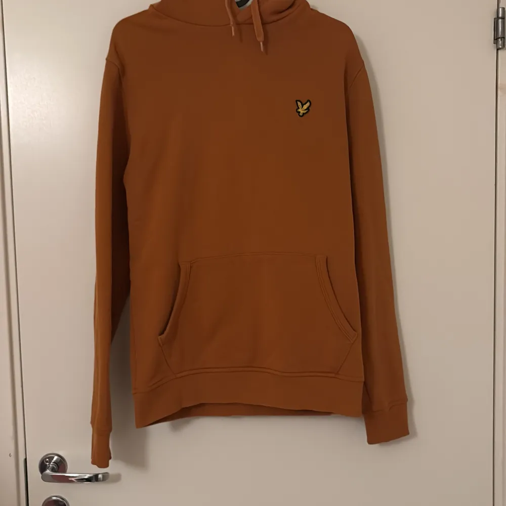 Jag säljer min ljusbruna lyle and scott hoodie eftersom jag inte använder den. Den ser ny ut och har jättebra kvalitet.  Nypris ligger på 750kr men jag säljer för 450kr. Hoodies.