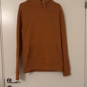 Brun lyle and scott hoodie - Jag säljer min ljusbruna lyle and scott hoodie eftersom jag inte använder den. Den ser ny ut och har jättebra kvalitet.  Nypris ligger på 750kr men jag säljer för 450kr