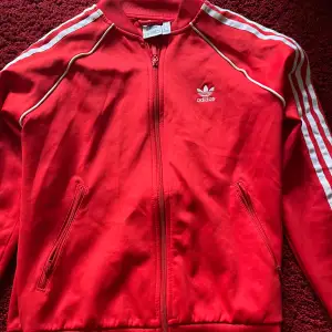 Adidas tracksuit i röd, Koftan är i storlek S och byxorna i storlek 164.