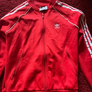 Mjukis dress - Adidas tracksuit i röd, Koftan är i storlek S och byxorna i storlek 164.