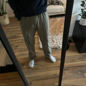 Gröna linne byxor - Gröna linne byxor ifrån H&M Nyskick aldrig använda! Nypris 499