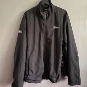Oscar Jacobson jacka  - Oscar Jacobson Rain Proof jacka i mycket fint skick! Hör av dig vid ytterligare frågor! Mvh Henry