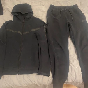Nike tracksuit  - Mycket bra skick, st S på båda plagen, säljer pga inte används längre