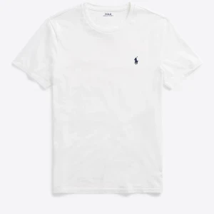 Ralph Lauren t-shirt - Fet enkel Ralph tisha. Riktigt najs med ett par feta jeans Storlek M i barnstorlek men sitter som en XS. Jag är 172 och den är lite liten för mig Priset kan självklart diskuteras! Frågor eller funderingar? Kontakta mig!