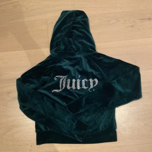 Juicy couture  - Hej nu säljer jag min juicy tröja!helt ny med prislappen kvar!Helt oanvänd