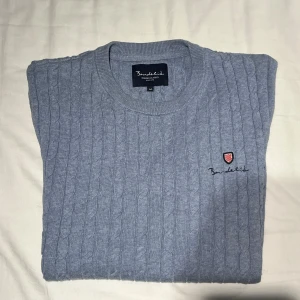 bondelid stickad tröja - Skön grå färg som enkelt går att matcha. Bra skicka inte använd många gånger.  Tveka inte på att skriva om du undrar över något😁 