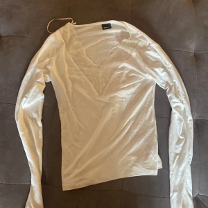 Vit tröja  - Helt ny tröja från Gina aldrig använt, på grund av att den va lite stor, men annars jätte fin 