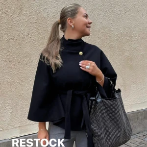 Svart poncho  - Säljer min svarta missäy poncho då det inte är riktigt min stil längre. Använd ca 2 gånger o i väldigt fint skick. 