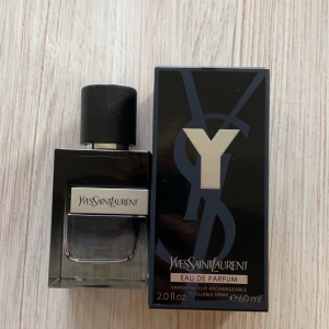 yves saint laurent parfym  - Säljer min yves saint laurent parfym då den inte kommer till användning.  Ca 80-85% kvar i flaskan av 60ml, se på bild 2. Priset är inte spikat.  Hör av er vid funderingar!