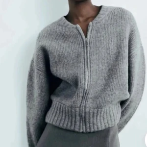 Stickad tröja från Zara - Grå stickad tröja från Zara. Använd fåtal gånger så i fint.