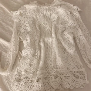 Vit spetsblus från Miss Sara - Säljer en superfin vit spetsblus från Miss Sara, inköpt i Frankrike under sommaren 2024. Den har långa ärmar och är täckt med vackra spetsdetaljer som ger en romantisk/Boho känsla. Perfekt för vår och sommar, och funkar lika bra till fest som till vardags. Blusen har en normal passform och är i nyskick. Passa på att köpa denna skönhet! 🤍 sparsamt använd så i nyskick.
