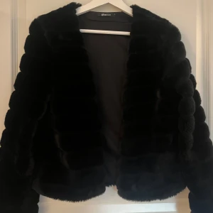Fuskpälsjacka  - Använd några gånger men fortfarande fin och som ny!💕