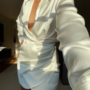 Zara klänning - Vit klänning från zara, använd en gång. Normal i storleken.