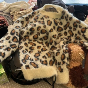 Lejopard tröja  - Lejopard stickad tröja 