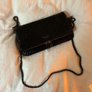Zadig & Voltaire väska  - Säljer nu min fina Zadig & Voltaire väska då den inte kommer till användning längre💘Nypris ca 4000kr🌟 Väskan har inga skador, men täcken på användning finns! 