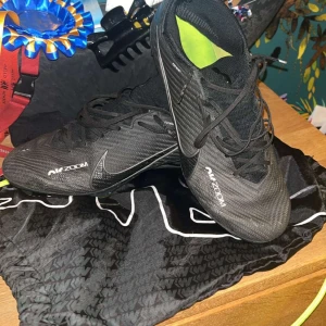 Svarta elite fotbollskor - Säljer nu mina gamla fotbollskor då dem inte passar min fot🤗 dem är elite och mycket fint skick🥰