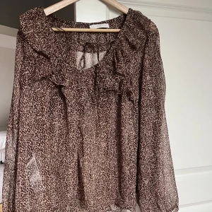 Mango blus - Supergullig, mönstrad blus från mango. Aldrig använd!