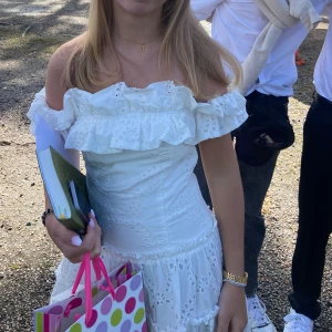 Zara klänning - Jättefin klänning till student/konfirmation🤍Säljer då jag inte behöver den längre                Köpte den här på Plick och skulle säga att det är nyskick💕