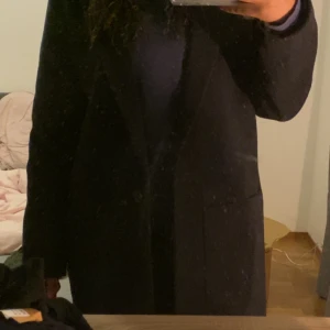Lång kappa - En lång svart kappa,aldrig använd,två fickor, slutar vid vaden (är 168cm) 💞 Pris går att diskutera!!!! (Vill bli av med den så priset kan diskuteras om du är sugen på att köpa!)