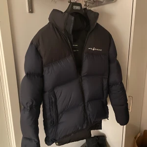 Sail racing puffer jacka - Tja, säljer nu en riktigt schysst sail racing jacka som är perfekt nu till vintern. Den är endast använd 1 vinter och köptes för 1500kr. Skick 10/10. Inga defekter. Har även en inbyggd luva. Vid funderingar/ mer bilder, hör gärna av dig♠️