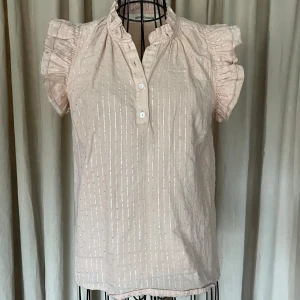 Rosa topp - sommar25 - Jätte söt och fin topp i mycket bra skick, ljus rosa med silvrigt mönster i. 