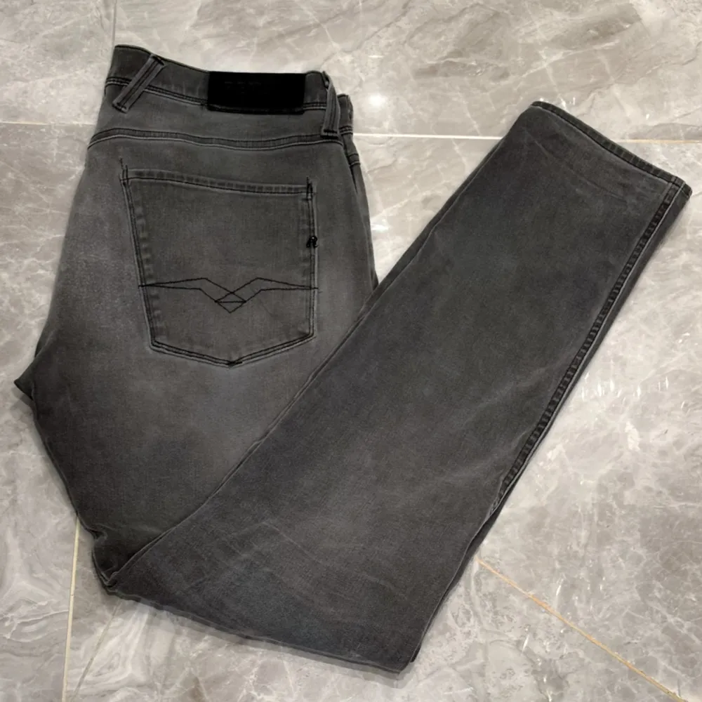 Replay Anbass Jeans | Modell: Anbass Slim Hyperflex Dust | Slim | Hyperflex | Grå | Skick: 10/10 | Nypris: 1799 | Pris: 450 | Storlek: W33 | Fraktar via Postnord eller Instabox på köparens bekostnad! Hör av dig vid minsta fundering 📦. Jeans & Byxor.