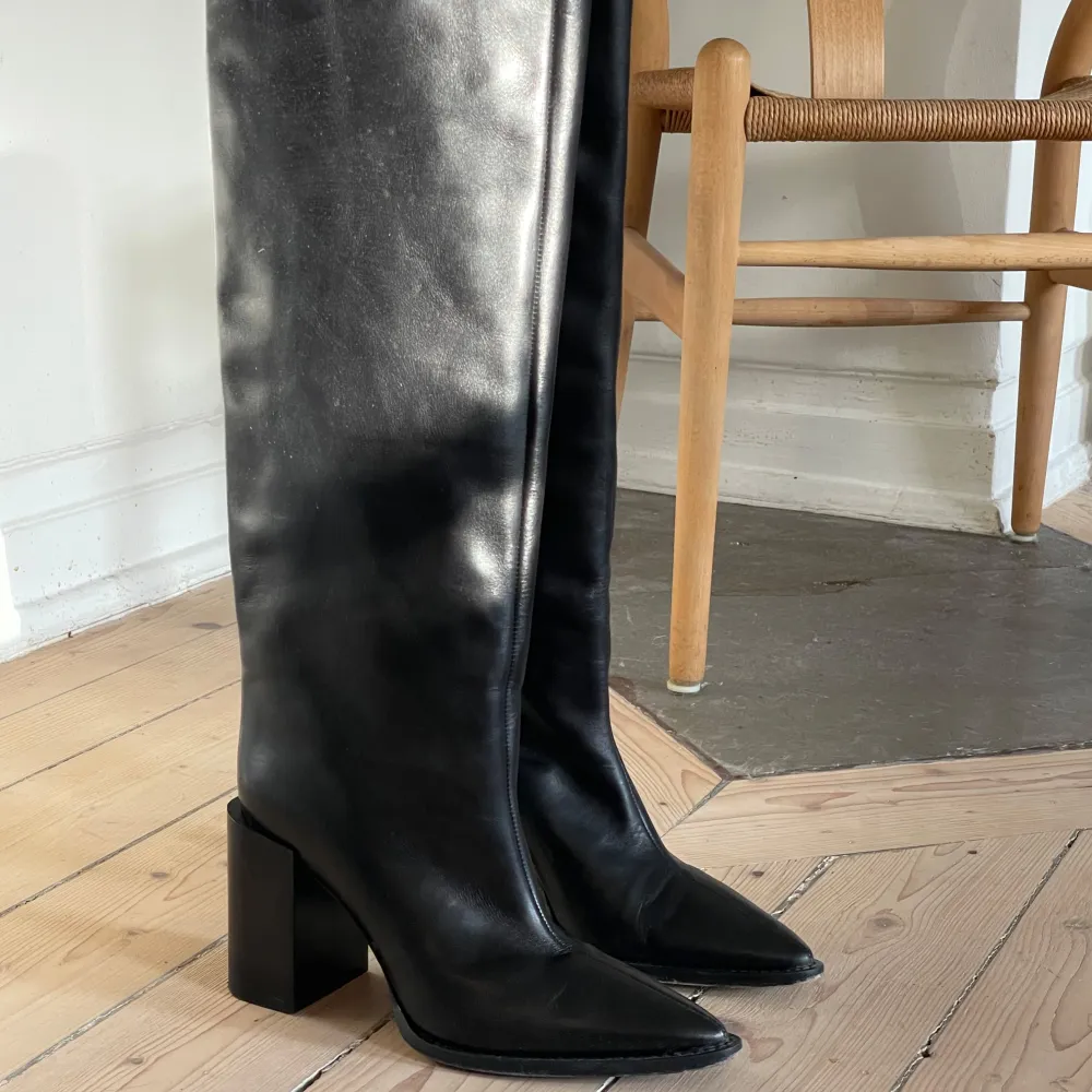 https://www.cos.com/en_sek/women/accessories/shoes/boots/product.knee-high-pointed-leather-boots-black.1120206001.html  modern knee-high boots crafted from shiny chrome-free leather. They feature pointed toes, comfortable tonal block heels and a cent. Skor.